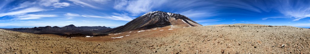 Panorama vom Gipfel des Montana Blanca (2748m) über die Caldera mit Guajara (2718m) und den Roques de Garcia sowie den 1000 Meter höheren Vulkankegel des Teide (3707m), Teneriffa, März 2013.
